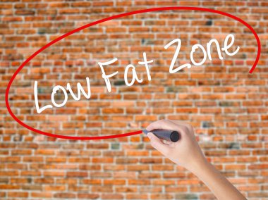 Kadın el yazma kapsamlı bir işaretleyici şeffaf kartı 