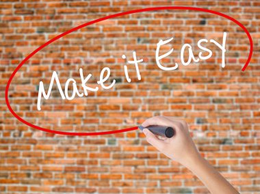 Kadın el yazma kapsamlı bir işaretleyici şeffaf kartı 