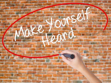 Kadın el yazma kapsamlı bir işaretleyici şeffaf kartı 