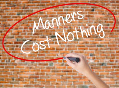 Kadın el yazma kapsamlı bir işaretleyici şeffaf kartı 