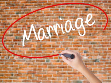 Kadın el yazma kapsamlı bir işaretleyici şeffaf kartı 