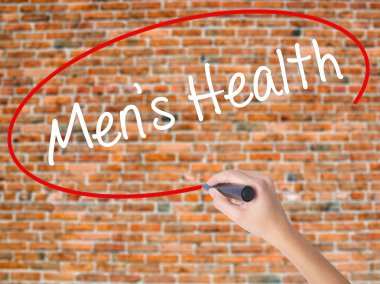 Kadın el yazma kapsamlı bir işaretleyici şeffaf kartı 