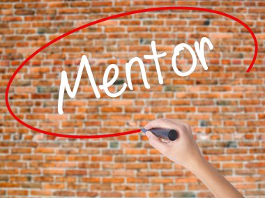 Kadın el yazma kapsamlı bir işaretleyici şeffaf kartı 