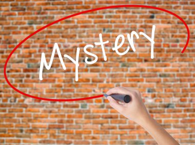 Kadın el yazma kapsamlı bir işaretleyici şeffaf kartı 