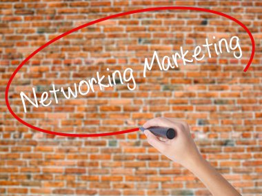 Kadın el yazma kapsamlı bir işaretleyici şeffaf kartı 