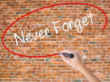 Kadın el yazma kapsamlı bir işaretleyici şeffaf kartı 