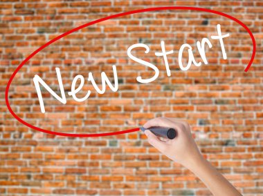 Kadın el yazma kapsamlı bir işaretleyici şeffaf kartı 