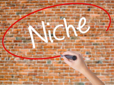 Kadın el yazma kapsamlı bir işaretleyici şeffaf kartı 