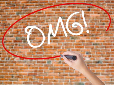 Kadın el yazma kapsamlı bir işaretleyici şeffaf kartı 