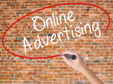 Kadın el yazma kapsamlı bir işaretleyici şeffaf kartı 