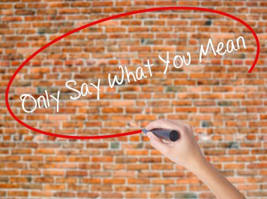 Kadın el yazma kapsamlı bir işaretleyici şeffaf kartı 