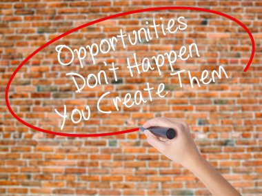 Kadın el yazma kapsamlı bir işaretleyici şeffaf kartı 