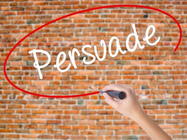 Kadın el yazma kapsamlı bir işaretleyici şeffaf kartı 