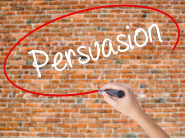 Kadın el yazma kapsamlı bir işaretleyici şeffaf kartı 