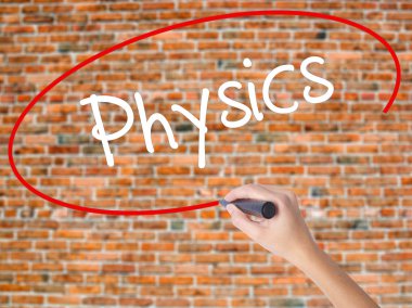 Kadın el yazma kapsamlı bir işaretleyici şeffaf kartı 