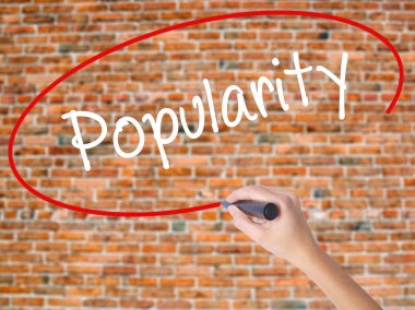 Kadın el yazma kapsamlı bir işaretleyici şeffaf kartı 