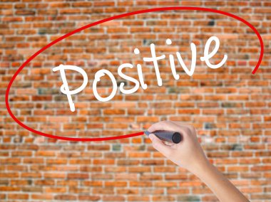 Kadın el yazma kapsamlı bir işaretleyici şeffaf kartı 