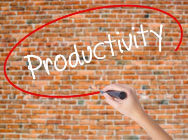 Kadın el yazma kapsamlı bir işaretleyici şeffaf kartı 