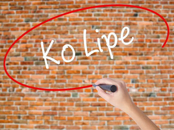 Kadın el yazma kapsamlı bir işaretleyici şeffaf kartı 