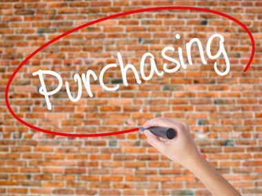 Kadın el yazma kapsamlı bir işaretleyici şeffaf kartı 