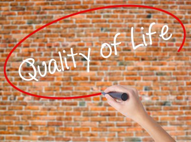 Kadın el yazma kapsamlı bir işaretleyici şeffaf kartı 