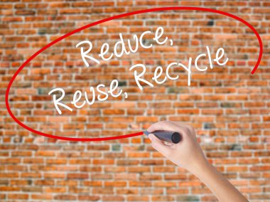 Kadın el yazma kapsamlı bir işaretleyici şeffaf kartı 