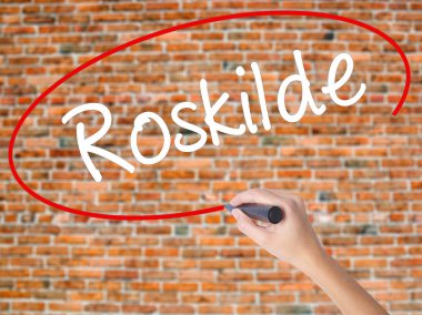 Kadın el yazma kapsamlı bir işaretleyici şeffaf kartı 