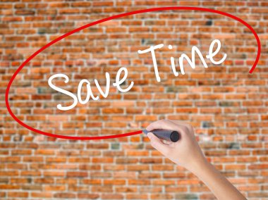 Kadın el yazma kapsamlı bir işaretleyici şeffaf kartı 