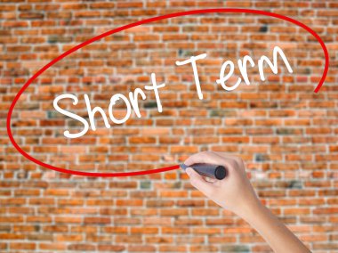 Kadın el yazma kapsamlı bir işaretleyici şeffaf kartı 