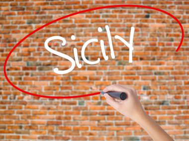 Kadın el yazma kapsamlı bir işaretleyici şeffaf kartı 