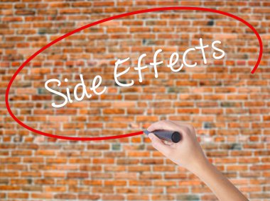 Kadın el yazma kapsamlı bir işaretleyici şeffaf kartı 