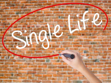 Kadın el yazma kapsamlı bir işaretleyici şeffaf kartı 