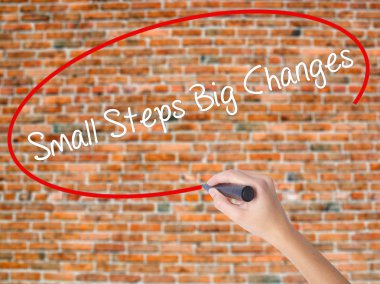 Kadın el yazma kapsamlı bir işaretleyici şeffaf kartı 