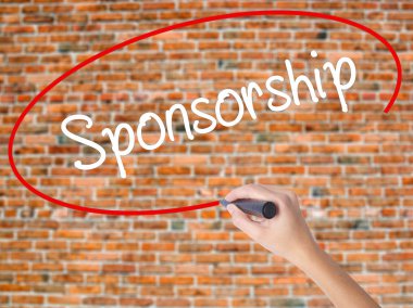 Kadın el yazma kapsamlı bir işaretleyici şeffaf kartı 