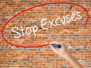 Kadın el yazma kapsamlı bir işaretleyici şeffaf kartı 