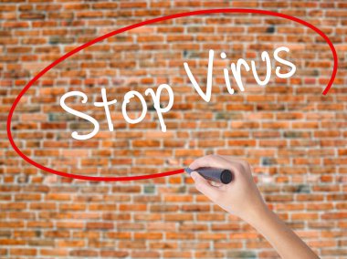 Kadın el yazma kapsamlı bir işaretleyici şeffaf kartı 