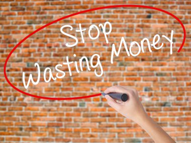 Kadın el yazma kapsamlı bir işaretleyici şeffaf kartı 