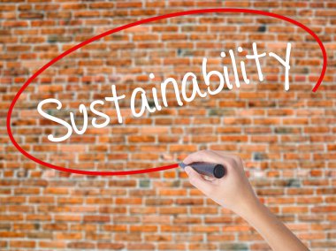 Kadın el yazma kapsamlı bir işaretleyici şeffaf kartı 