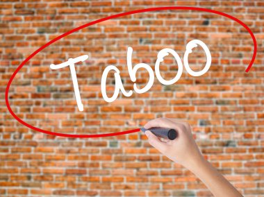 Kadın el yazma kapsamlı bir işaretleyici şeffaf kartı 