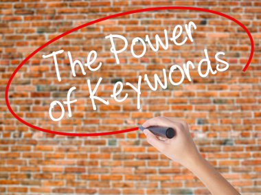 Kadın el yazma kapsamlı bir işaretleyici şeffaf kartı 