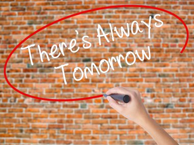 Kadın el yazma kapsamlı bir işaretleyici şeffaf kartı 