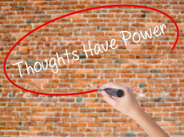 Kadın el yazma kapsamlı bir işaretleyici şeffaf kartı 