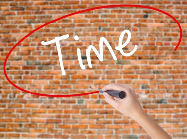 Kadın el yazma kapsamlı bir işaretleyici şeffaf kartı 