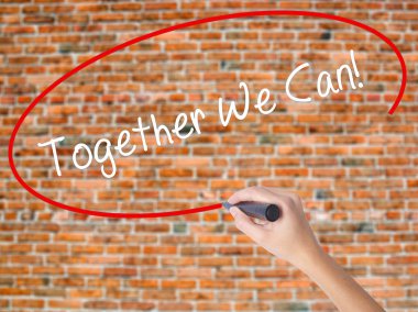 Kadın el yazma kapsamlı bir işaretleyici şeffaf kartı 