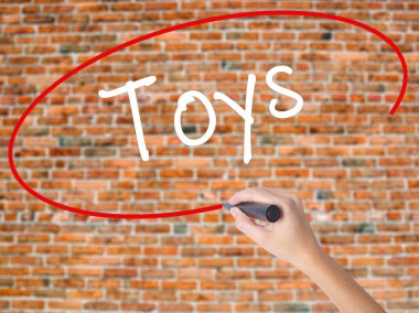 Kadın el yazma kapsamlı bir işaretleyici şeffaf kartı 