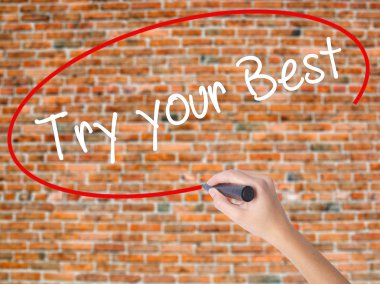 Kadın el yazma kapsamlı bir işaretleyici şeffaf kartı 