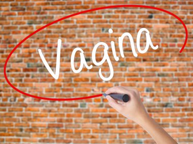 Kadın el yazma kapsamlı bir işaretleyici şeffaf kartı 