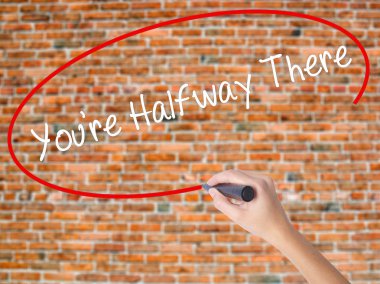 Kadın el yazma kapsamlı bir işaretleyici şeffaf kartı 