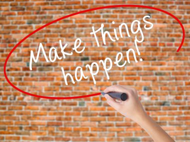 Kadın el yazma kapsamlı bir işaretleyici şeffaf kartı 