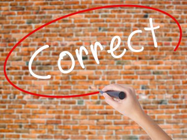 Kadın el yazma kapsamlı bir işaretleyici şeffaf kartı 